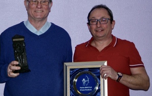 Remise de récompense à Patrice le jour du repas de la Saint Sébastien 